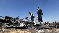 Следователи СК РФ на месте крушения самолета Когалымавиа, выполнявшего рейс из Шарм-эль-Шейха в Санкт-Петербург. 1 ноября 2015 Следователи СК РФ на месте крушения самолета Когалымавиа, выполнявшего рейс из Шарм-эль-Шейха в Санкт-Петербург. 1 ноября 2015