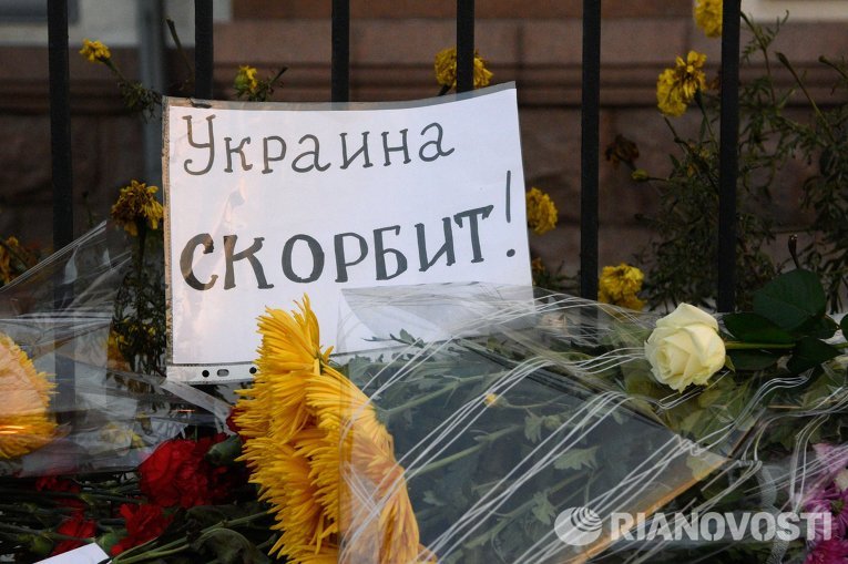 Цветы у Российского посольства в Киеве в память о жертвах авиакатастрофы лайнера Airbus-321 авиакомпании Когалымавиа, который выполнял рейс 9268 Шарм-эш-Шейх - Санкт-Петербург Цветы у Российского посольства в Киеве в память о жертвах авиакатастрофы лайнера Airbus-321 авиакомпании Когалымавиа, который выполнял рейс 9268 Шарм-эш-Шейх - Санкт-Петербург