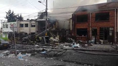 Пожарные заливали водой дымящиеся руины здания на месте взрыва в Боготе Пожарные заливали водой дымящиеся руины здания на месте взрыва в Боготе