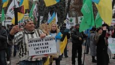 Сторонник УКРОПа вышел на митинг у Рады с плакатом против шайки Кролика Сторонник УКРОПа вышел на митинг у Рады с плакатом против шайки Кролика