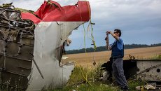 Поисковые работы на месте крушения малайзийского лайнера Boeing 777. Архивное фото Поисковые работы на месте крушения малайзийского лайнера Boeing 777. Архивное фото