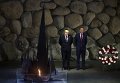 Мэр Лондона Борис Джонсон и посол Великобритании в Израиле Дэвид Куорри в музее Яд ва-Шем на церемонии памяти жертв Холокоста, Израиль Мэр Лондона Борис Джонсон и посол Великобритании в Израиле Дэвид Куорри в музее Яд ва-Шем на церемонии памяти жертв Холокоста, Израиль