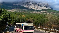 Рейсовый автобус Севастополь-Ялта в окрестностях большой Ялты на участке дороги вблизи Алупки Рейсовый автобус Севастополь-Ялта в окрестностях большой Ялты на участке дороги вблизи Алупки