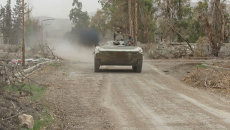 Сирийские солдаты и бронетехника вошли в занятый боевиками пригород Дамаска Сирийские солдаты и бронетехника вошли в занятый боевиками пригород Дамаска