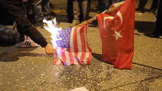 Греки сожгли флаги США и Турции в знак протеста против обстрела Су-24 Греки сожгли флаги США и Турции в знак протеста против обстрела Су-24