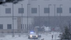 Полиция возле здания центра планирования семьи в Колорадо, где неизвестный открыл огонь Полиция возле здания центра планирования семьи в Колорадо, где неизвестный открыл огонь