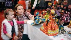 Посетители на ежегодном благотворительном мероприятии Международного Женского клуба IWC Moscow Зимний базар Посетители на ежегодном благотворительном мероприятии Международного Женского клуба IWC Moscow Зимний базар