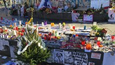 Цветы на улицах Парижа в память о погибших и пострадавших в терактах. Архивное фото Цветы на улицах Парижа в память о погибших и пострадавших в терактах. Архивное фото
