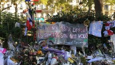 Цветы на улицах Парижа в память о погибших и пострадавших в терактах Цветы на улицах Парижа в память о погибших и пострадавших в терактах
