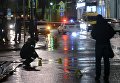 Сотрудники правоохранительных органов проводят следственные действия на остановке общественного транспорта на улице Покровка в Москве, где произошел взрыв неизвестного взрывного устройства Сотрудники правоохранительных органов проводят следственные действия на остановке общественного транспорта на улице Покровка в Москве, где произошел взрыв неизвестного взрывного устройства