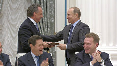 Путин поздравил Мутко с днем рождения и вручил ему англо-русский разговорник Путин поздравил Мутко с днем рождения и вручил ему англо-русский разговорник