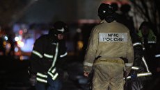 Сотрудники пожарной службы МЧС России тушат пожар. Архивное фото Сотрудники пожарной службы МЧС России тушат пожар. Архивное фото