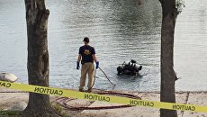 Водолазы ищут на дне озера в Калифорнии жесткий диск компьютера стрелявшей пары Водолазы ищут на дне озера в Калифорнии жесткий диск компьютера стрелявшей пары