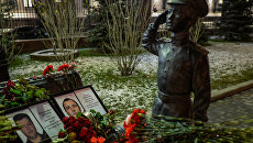 Портреты погибших в Сирии подполковника Олега Пешкова и матроса Александра Позынича и цветы у памятника героям фильма Офицеры перед зданием Министерства обороны РФ в Москве. Архивное фото Портреты погибших в Сирии подполковника Олега Пешкова и матроса Александра Позынича и цветы у памятника героям фильма Офицеры перед зданием Министерства обороны РФ в Москве. Архивное фото