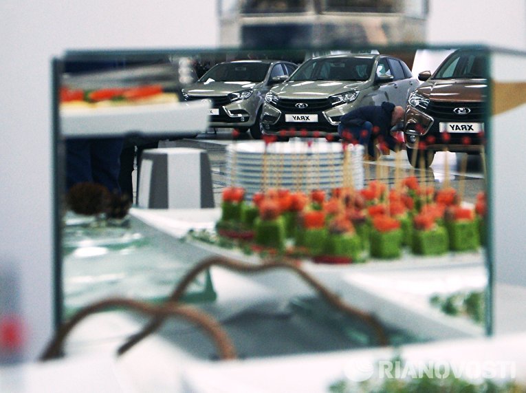 Автомобили новой модели АвтоВАЗа LADA X-Ray на торжественной церемонии запуска производства в Самаре. Автомобили новой модели АвтоВАЗа LADA X-Ray на торжественной церемонии запуска производства в Самаре.