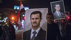 Жители Дамаска встречают военнослужащих Сирийской арабской армии (САА), участвовавших в снятии блокады с авиабазы Квейрис в провинции Алеппо Жители Дамаска встречают военнослужащих Сирийской арабской армии (САА), участвовавших в снятии блокады с авиабазы Квейрис в провинции Алеппо