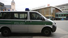Полицейская машина у центрального вокзала в Кельне, 5 января 2016 Полицейская машина у центрального вокзала в Кельне, 5 января 2016