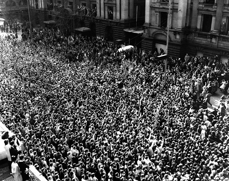 Поклонники группы The Beatles в Мельбурне. 1964 год Поклонники группы The Beatles в Мельбурне. 1964 год