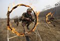 Солдаты Народно-освободительной армии Китая во время тренировки на военной базе в Тяньшуй Солдаты Народно-освободительной армии Китая во время тренировки на военной базе в Тяньшуй