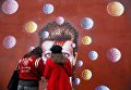 Фанат у стены Дэвида Боуи в Брикстоне, Лондон Фанат у стены Дэвида Боуи в Брикстоне, Лондон