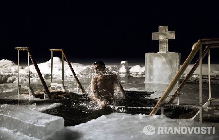 Крещенские купания в озере Валдайского Иверского Святоозерского монастыря Крещенские купания в озере Валдайского Иверского Святоозерского монастыря