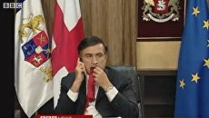 Михаил Саакашвили жует галстук в эфире канала BBC. Архивное фото Михаил Саакашвили жует галстук в эфире канала BBC. Архивное фото