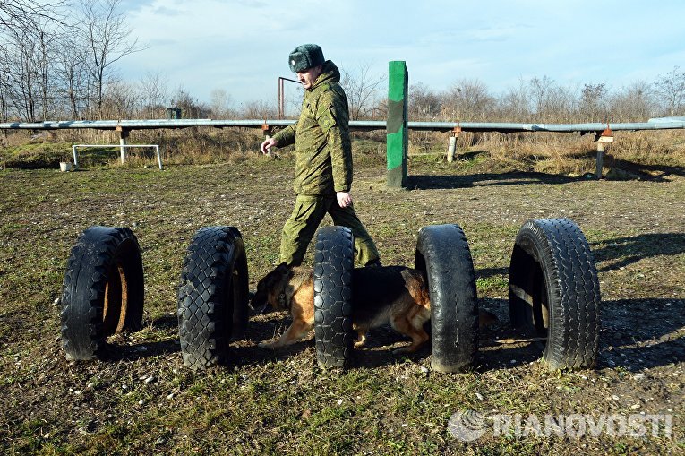 Занятия по взаимодействию военного кинолога и собаки при обнаружении мин и зарядов взрывчатых веществ, а также по преодолению различных препятствий на учебном полигоне Ханкала, расположенного в 7 километрах от Грозного Занятия по взаимодействию военного кинолога и собаки при обнаружении мин и зарядов взрывчатых веществ, а также по преодолению различных препятствий на учебном полигоне Ханкала, расположенного в 7 километрах от Грозного