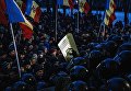 Протестующие и сотрудники правоохранительных органов у здания парламента в Кишиневе Протестующие и сотрудники правоохранительных органов у здания парламента в Кишиневе