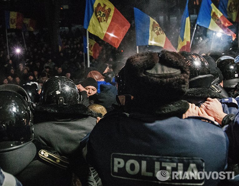 Протестующие и сотрудники правоохранительных органов у здания парламента в Кишиневе Протестующие и сотрудники правоохранительных органов у здания парламента в Кишиневе