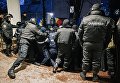 Сотрудники правоохранительных органов у здания парламента в Кишиневе Сотрудники правоохранительных органов у здания парламента в Кишиневе