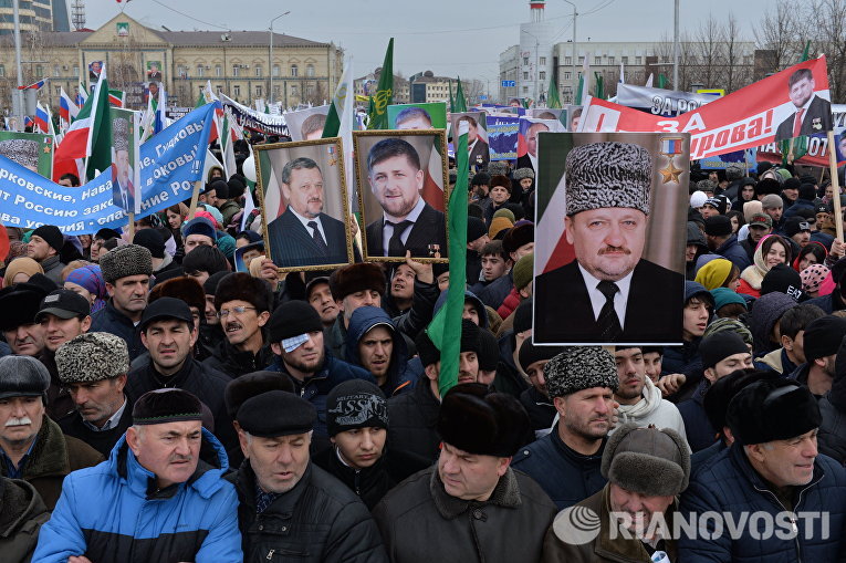 Участники митинга В единстве наша сила в поддержку главы Чечни Рамзана Кадырова на площади перед мечетью имени Ахмата Кадырова в Грозном Участники митинга В единстве наша сила в поддержку главы Чечни Рамзана Кадырова на площади перед мечетью имени Ахмата Кадырова в Грозном