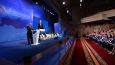 Президент России Владимир Путин (слева) выступает на пленарном заседании межрегионального форума Общероссийского народного фронта (ОНФ) в Ставрополе Президент России Владимир Путин (слева) выступает на пленарном заседании межрегионального форума Общероссийского народного фронта (ОНФ) в Ставрополе
