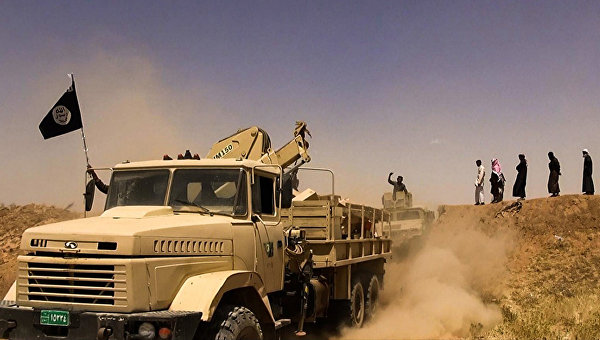 Боевики террористической группировки Исламское государство на границе Сирии и Ирака