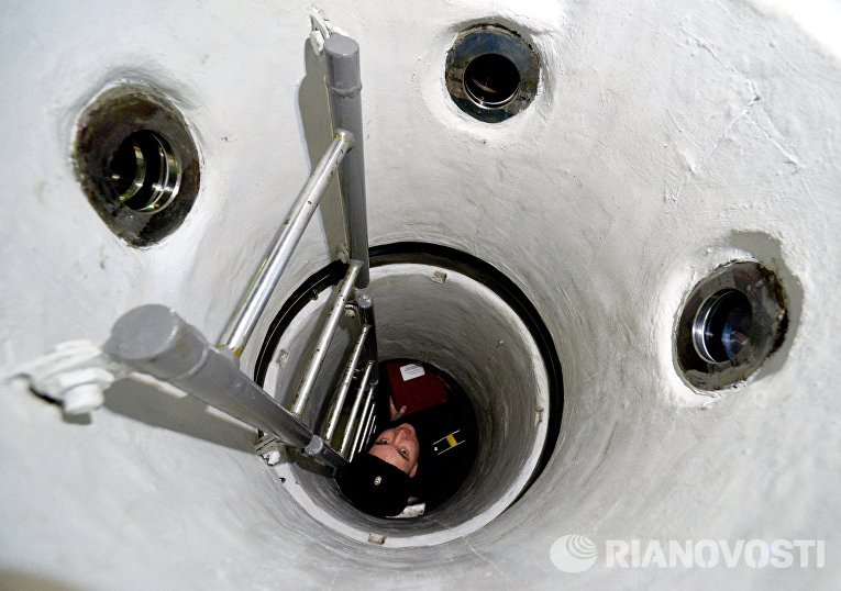 Член экипажа глубоководного аппарата АС-40 Бестер-1 спускается в отсек управления Член экипажа глубоководного аппарата АС-40 Бестер-1 спускается в отсек управления