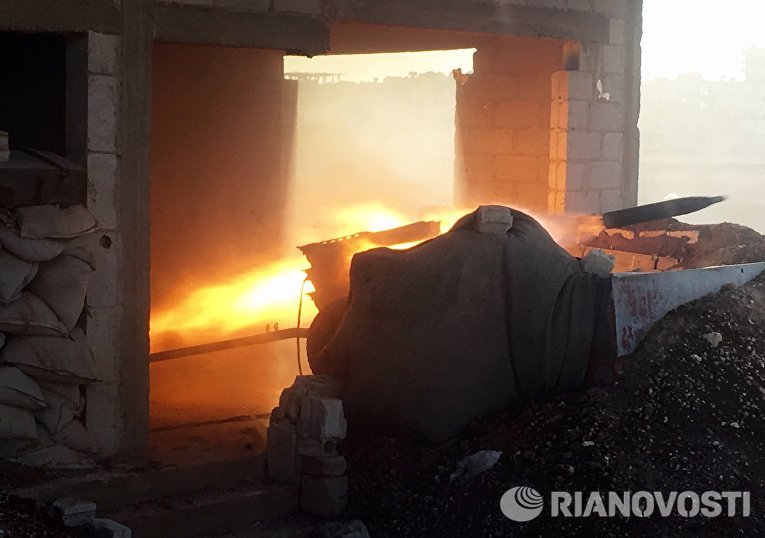 Выстрел артиллерийского орудия во время штурма населенного пункта Осман в провинции Дераа Выстрел артиллерийского орудия во время штурма населенного пункта Осман в провинции Дераа