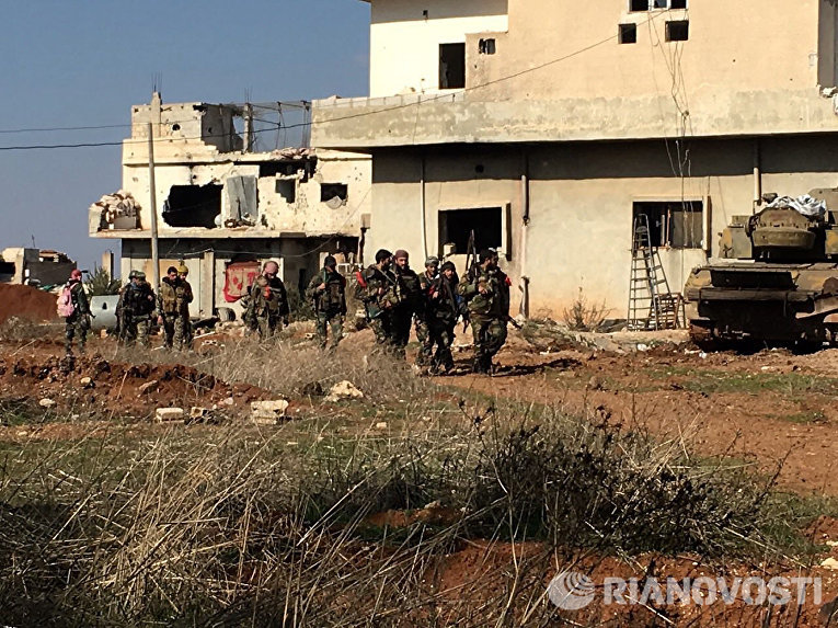 Солдаты сирийской армии, начавшей штурм населенного пункта Осман в провинции Дераа Солдаты сирийской армии, начавшей штурм населенного пункта Осман в провинции Дераа