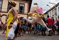 Участники карнвала в Сан-Луис-ду-Парайтинга, Бразилия. 7 февраля 2016 Участники карнвала в Сан-Луис-ду-Парайтинга, Бразилия. 7 февраля 2016