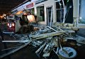 Сотрудники коммунальных служб производят снос незаконно построенных торговых павильонов у метро Кропоткинская в Москве Сотрудники коммунальных служб производят снос незаконно построенных торговых павильонов у метро Кропоткинская в Москве