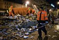 Сотрудники коммунальных служб производят снос незаконно построенных торговых павильонов у метро Маяковская в Москве Сотрудники коммунальных служб производят снос незаконно построенных торговых павильонов у метро Маяковская в Москве