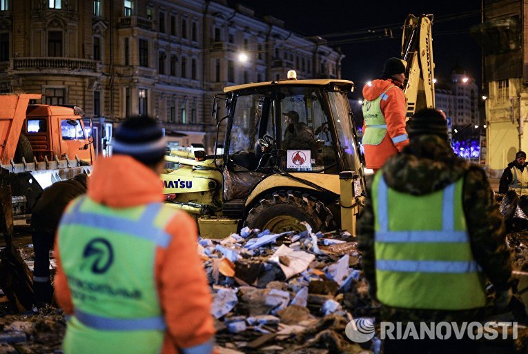 Сотрудники коммунальных служб производят снос незаконно построенных торговых павильонов у метро Маяковская в Москве Сотрудники коммунальных служб производят снос незаконно построенных торговых павильонов у метро Маяковская в Москве