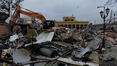 Сотрудники коммунальных служб сносят незаконно построенные торговые павильоны у метро Динамо в Москве. Архивное фото Сотрудники коммунальных служб сносят незаконно построенные торговые павильоны у метро Динамо в Москве. Архивное фото