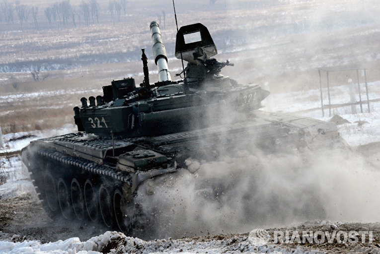 Танк Т-72 на дистанции второго этапа по танкового биатлону Танк Т-72 на дистанции второго этапа по танкового биатлону