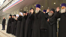 Священники проводили патриарха Кирилла на Кубу и помахали вслед самолету Священники проводили патриарха Кирилла на Кубу и помахали вслед самолету