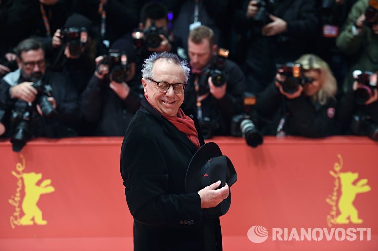Директор Берлинале Дитер Косслик на церемонии открытия 66-го Берлинского международного кинофестиваля Берлинале - 2016 Директор Берлинале Дитер Косслик на церемонии открытия 66-го Берлинского международного кинофестиваля Берлинале - 2016