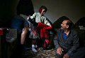 Инвалид Шахрур с дочерью у себя дома, Ирбин, Сирия Инвалид Шахрур с дочерью у себя дома, Ирбин, Сирия