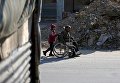 Инвалид Шахрур с дочерью, Дума, Сирия Инвалид Шахрур с дочерью, Дума, Сирия