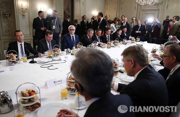 Председатель правительства РФ Дмитрий Медведев на встрече с представителями деловых кругов России и Германии в рамках Мюнхенской конференции по безопасности Председатель правительства РФ Дмитрий Медведев на встрече с представителями деловых кругов России и Германии в рамках Мюнхенской конференции по безопасности