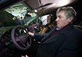 Клиент в автосалоне Лада-Центр Юго-Запад в Санкт-Петербурге, где началась продажа компактного кроссовера Lada Xray Клиент в автосалоне Лада-Центр Юго-Запад в Санкт-Петербурге, где началась продажа компактного кроссовера Lada Xray