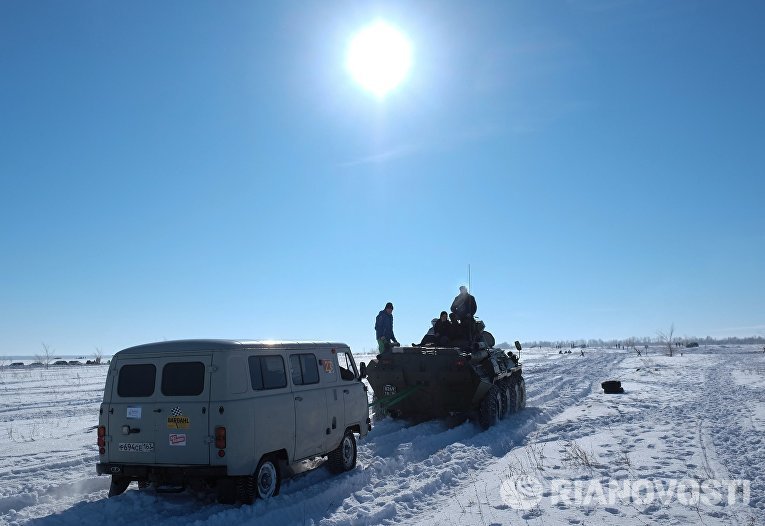Буксировка автомобиля участника ежегодного автомобильного спортивно-туристического внедорожного мероприятия Снежный беспредел Буксировка автомобиля участника ежегодного автомобильного спортивно-туристического внедорожного мероприятия Снежный беспредел