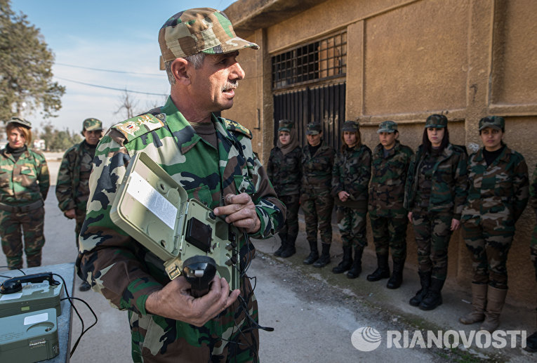 Сирийские добровольцы на занятиях в 130-й учебной бригаде в пригороде Дамаска Сирийские добровольцы на занятиях в 130-й учебной бригаде в пригороде Дамаска